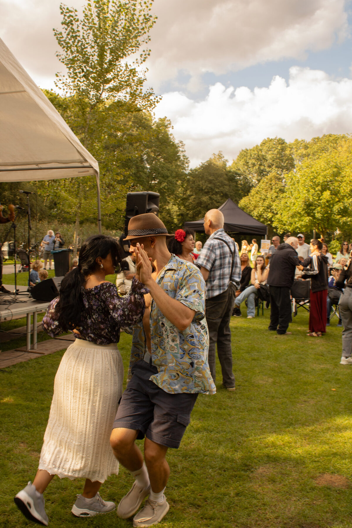 Gasten dansen op het gras tijdens een feest in het Erasmuspark