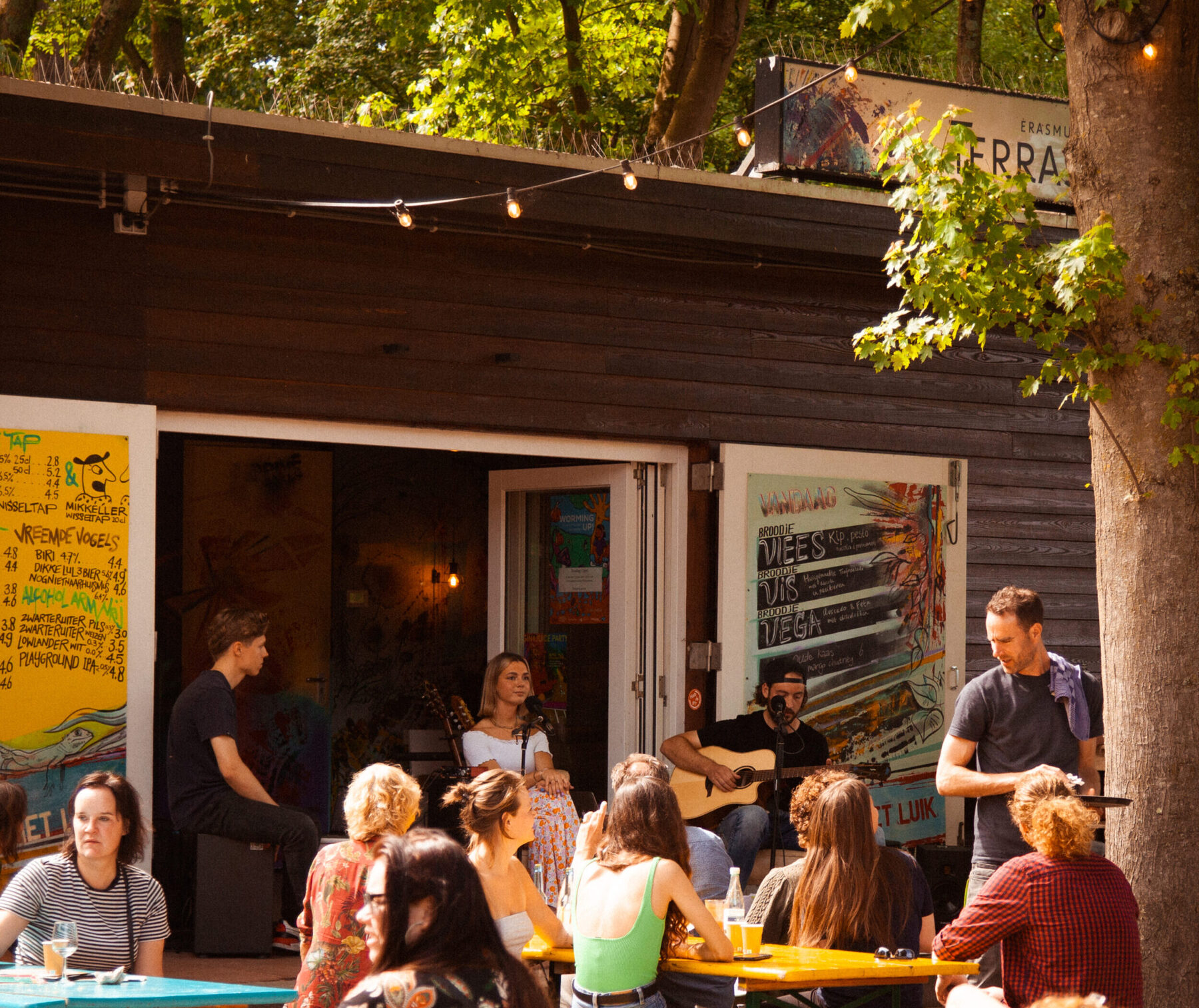 Live muziek op het volle terras van Terrasmus
