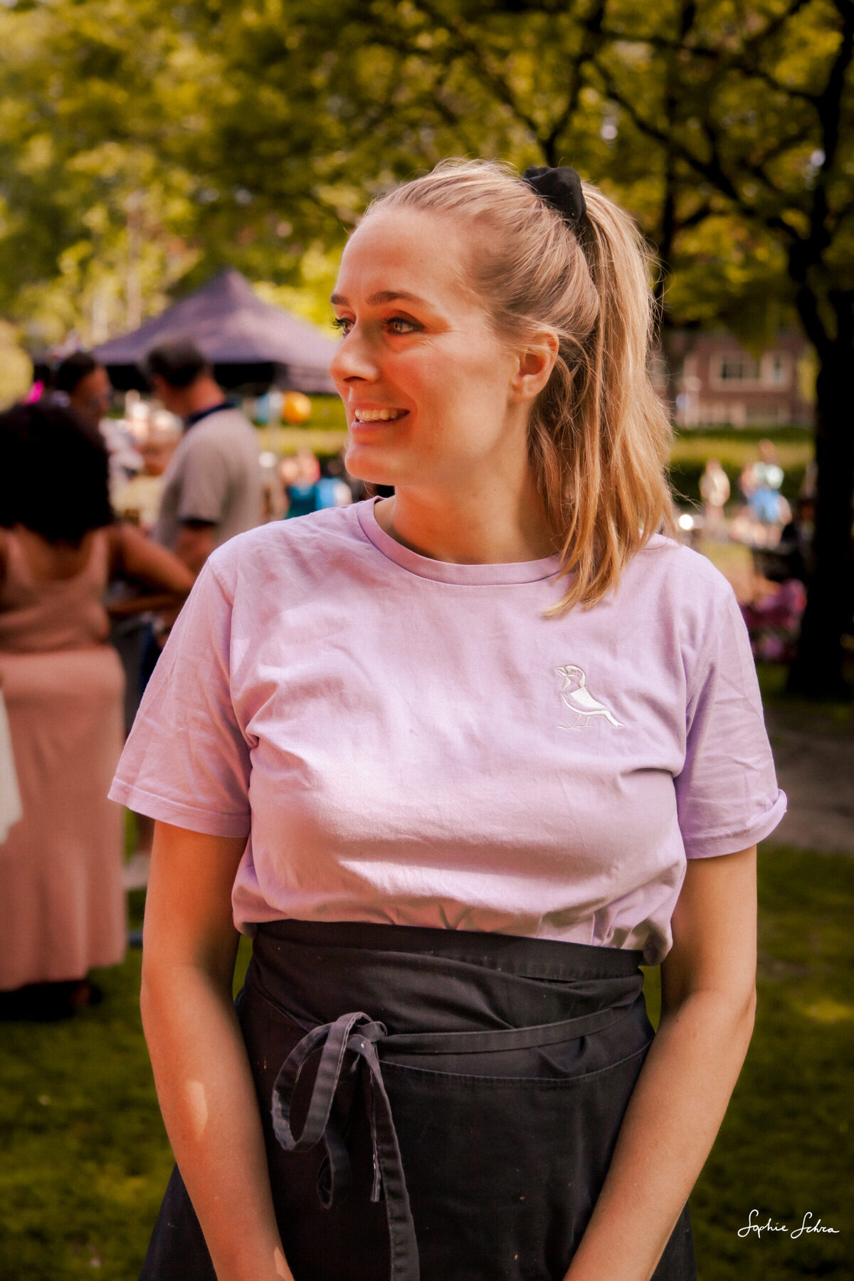 Een medewerker van Terrasmus in het park