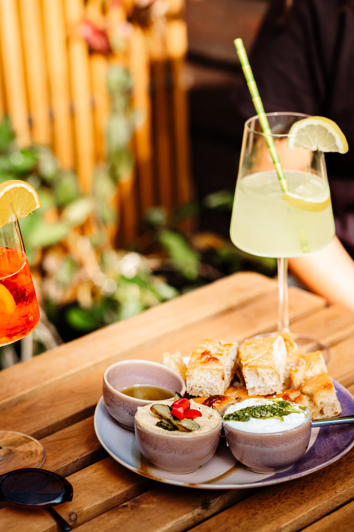 Limonade, cocktail en borrelhapjes op een houten tafel