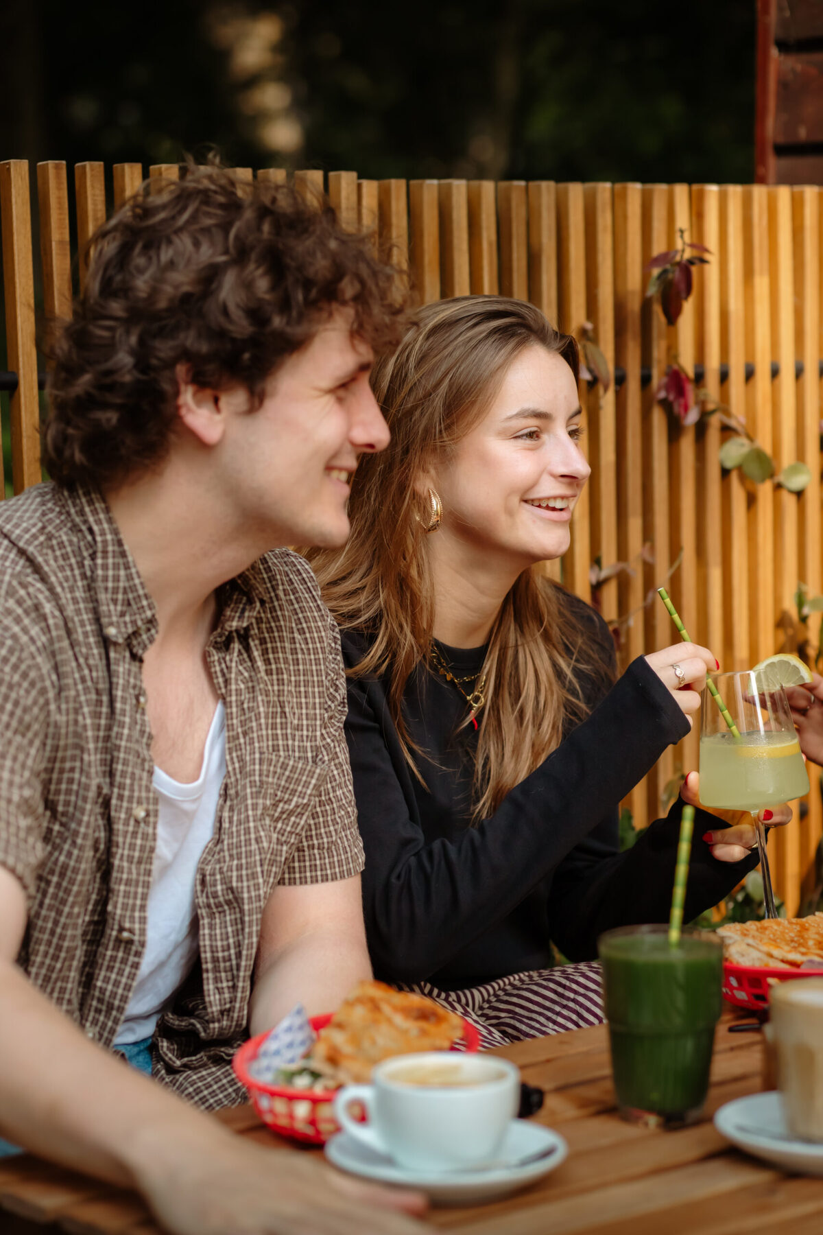 Een stel aan de koffie en smoothie op het terras